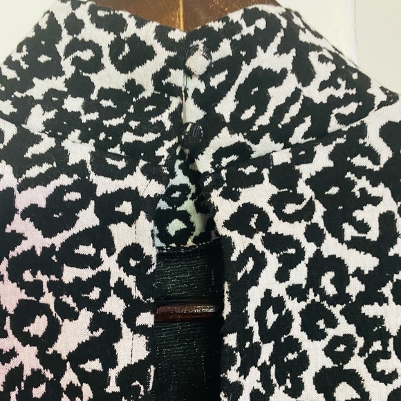 Express high neck puff sleeve cheetah print top! - Picture 3 of 8